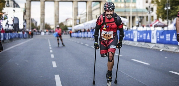 Sport adapté: patineur avec des cannes anglaises